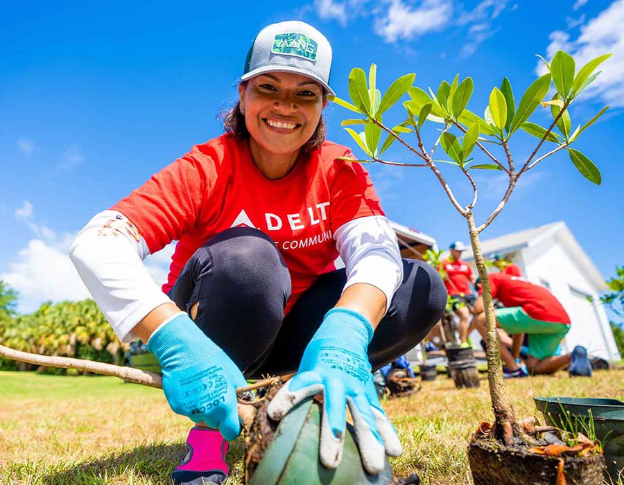 Empleado de Delta planta árboles