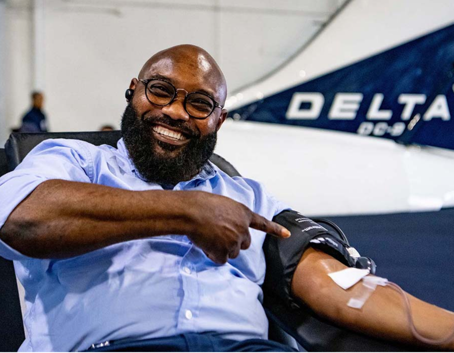 Un empleado de Delta dona sangre durante una campaña del Museo de Vuelo