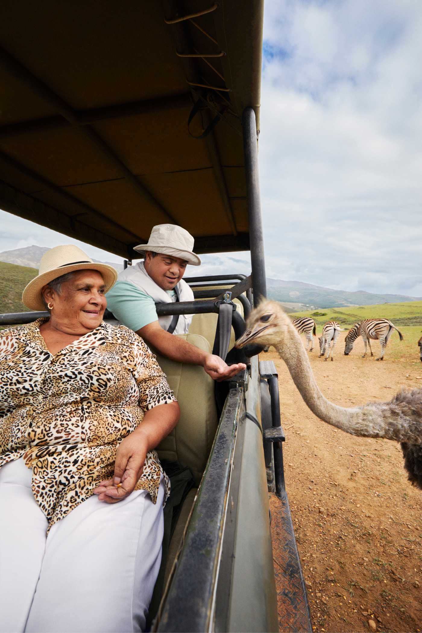 チーターか他の「ビッグ・ファイブ」と称される猛獣を一目見たいと願いながら、広大な南アフリカの風景を眺める母と息子