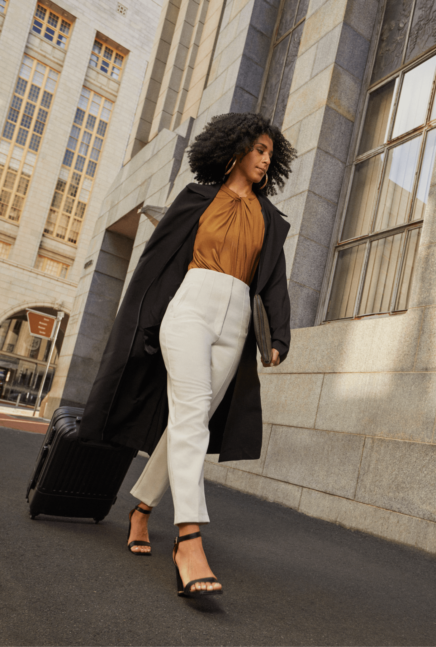 Une femme d'affaires qui passe au bureau avant de se rendre à l'aéroport pour sa prochaine aventure.