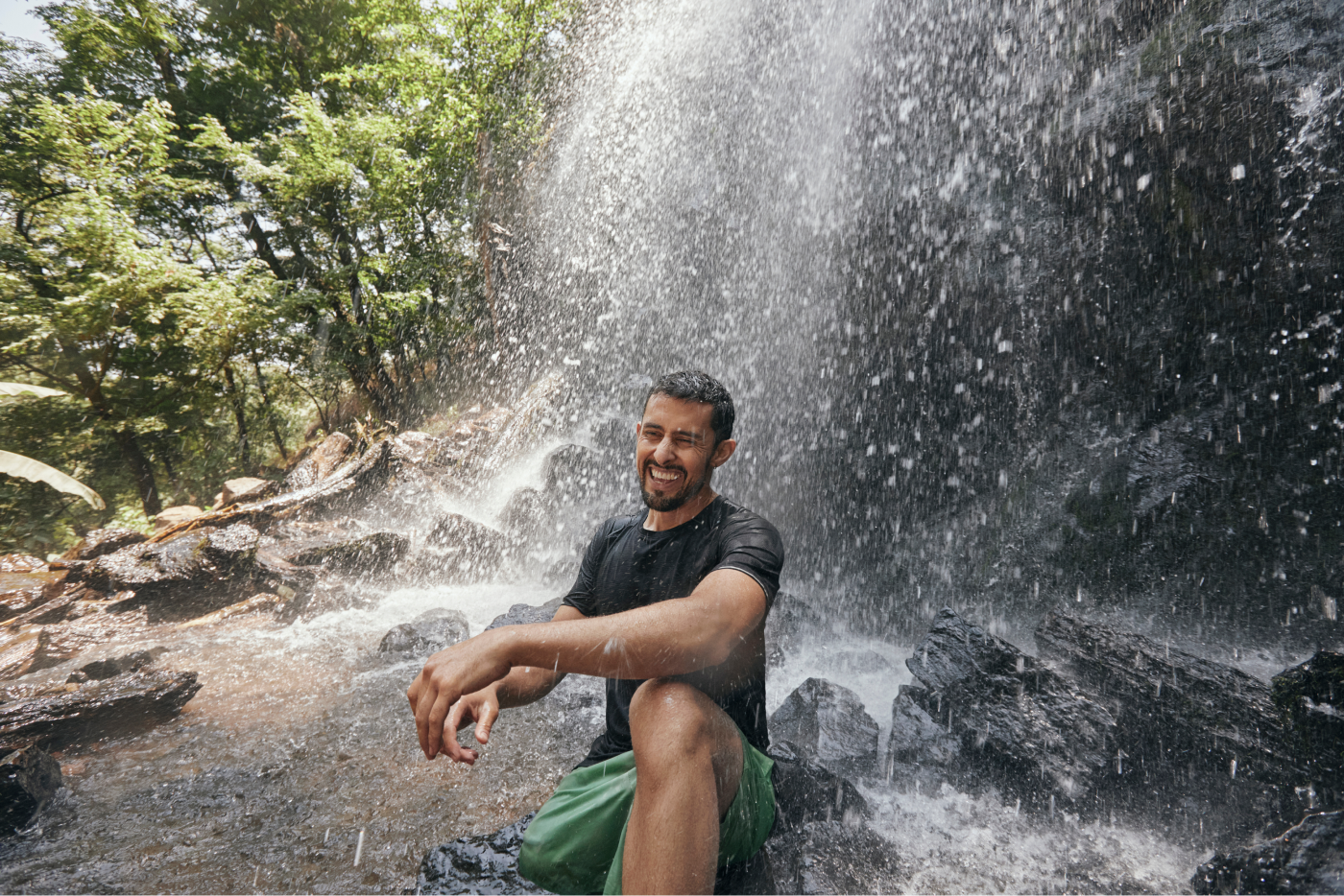 Dopo una lunga escursione, questo avventuriero si rinfresca nelle cascate di Valle De Bravo