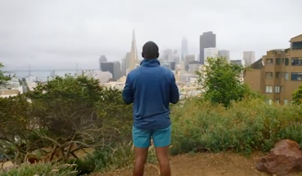 Homme marchant dans un paysage urbain