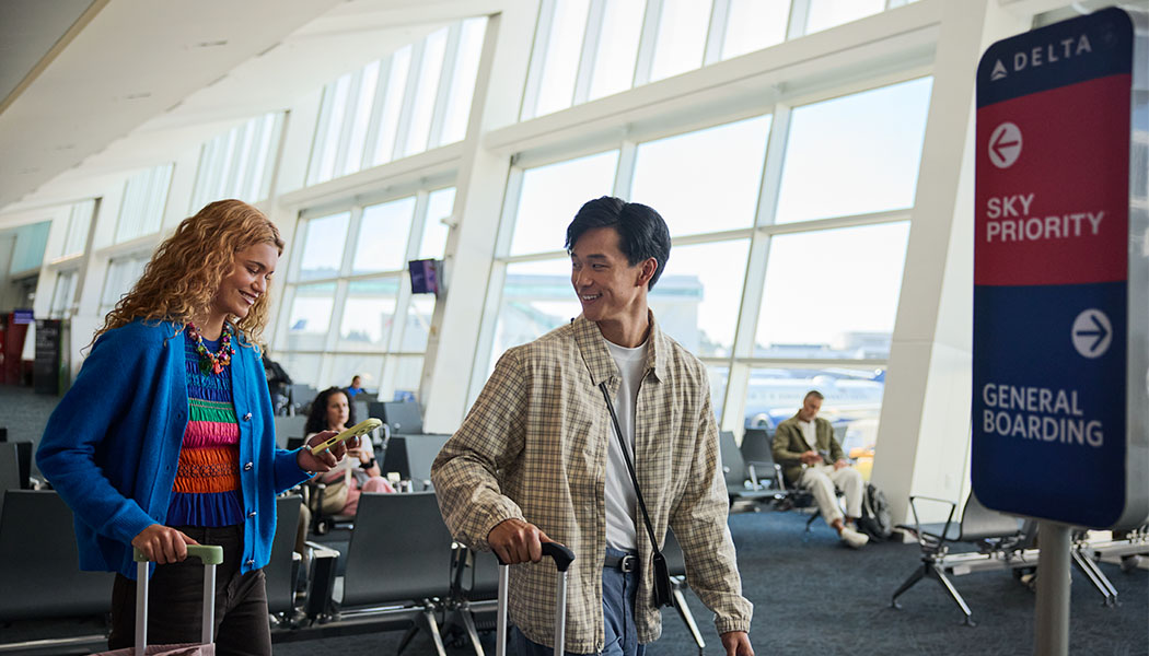 ゲート係員と一緒に搭乗券をスキャンする旅客