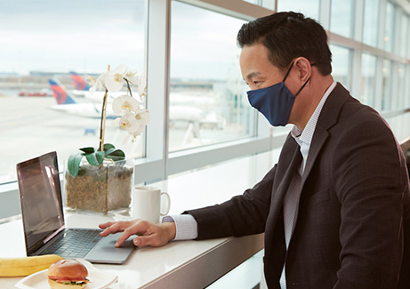 un empleado limpiando el mostrador de check-in