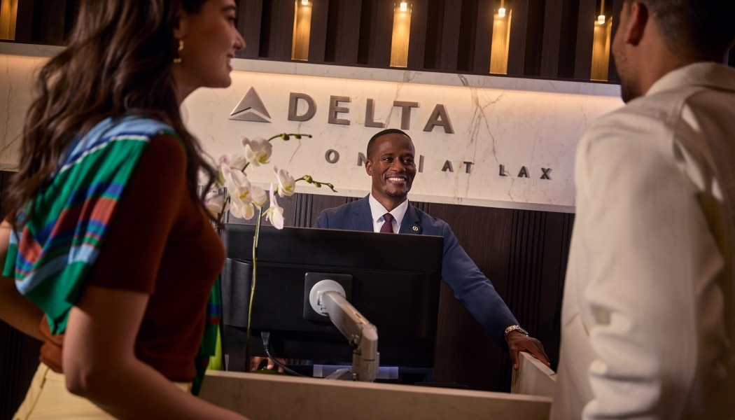 Dois funcionários do Delta Sky Club fora do Delta Sky Club