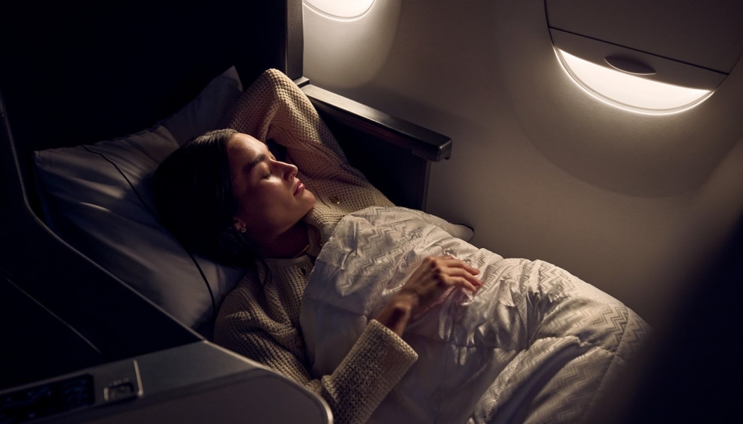Um homem dorme tranquilamente em um assento Delta One