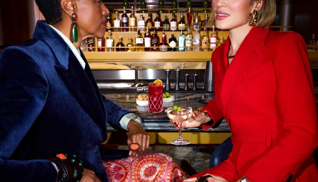 Um grupo de pessoas tomando bebidas no Delta Sky Club