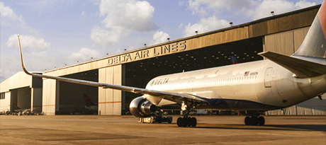 Avion Delta devant un hangar