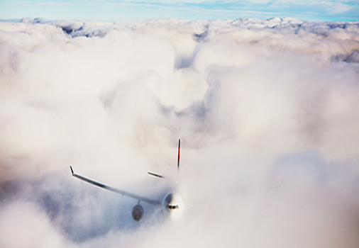 雲裡的飛機