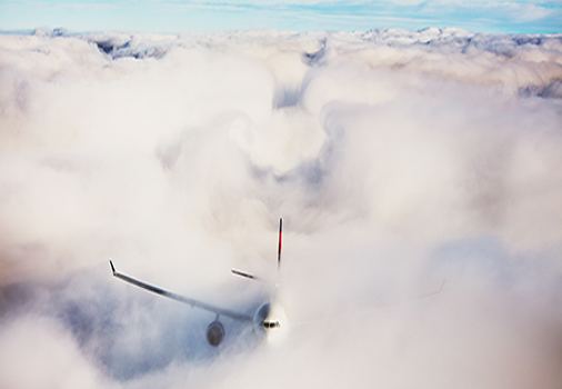 Flugzeug in den Wolken