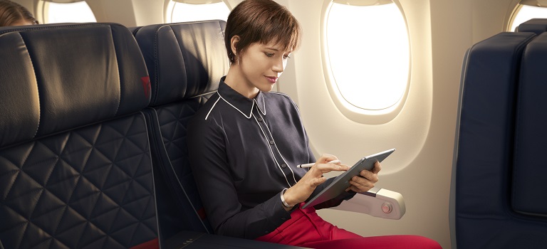 Cliente che guarda il tablet in aereo